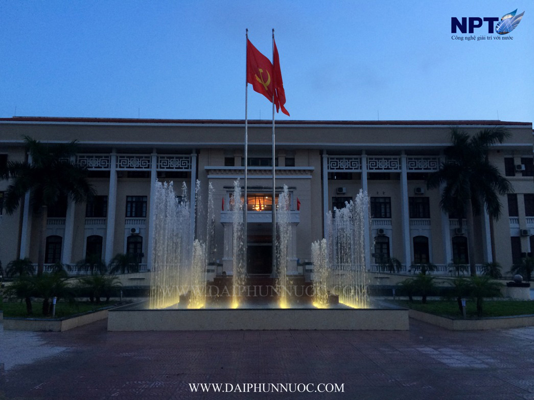 Chiếu sáng vàng ấm cho đài phun nước trước trụ sở Thành ủy Bắc Ninh