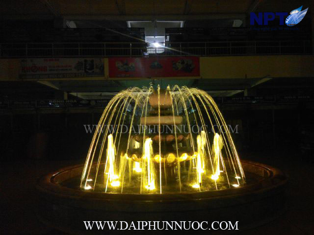 Đài phun nước trong nhà với tông vàng ấm tại Chợ Đồng Xuân