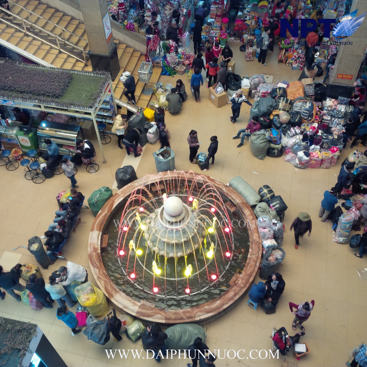 Đài phun nước Chợ Đồng Xuân với LED đỏ-vàng, bể tròn đá tự nhiên