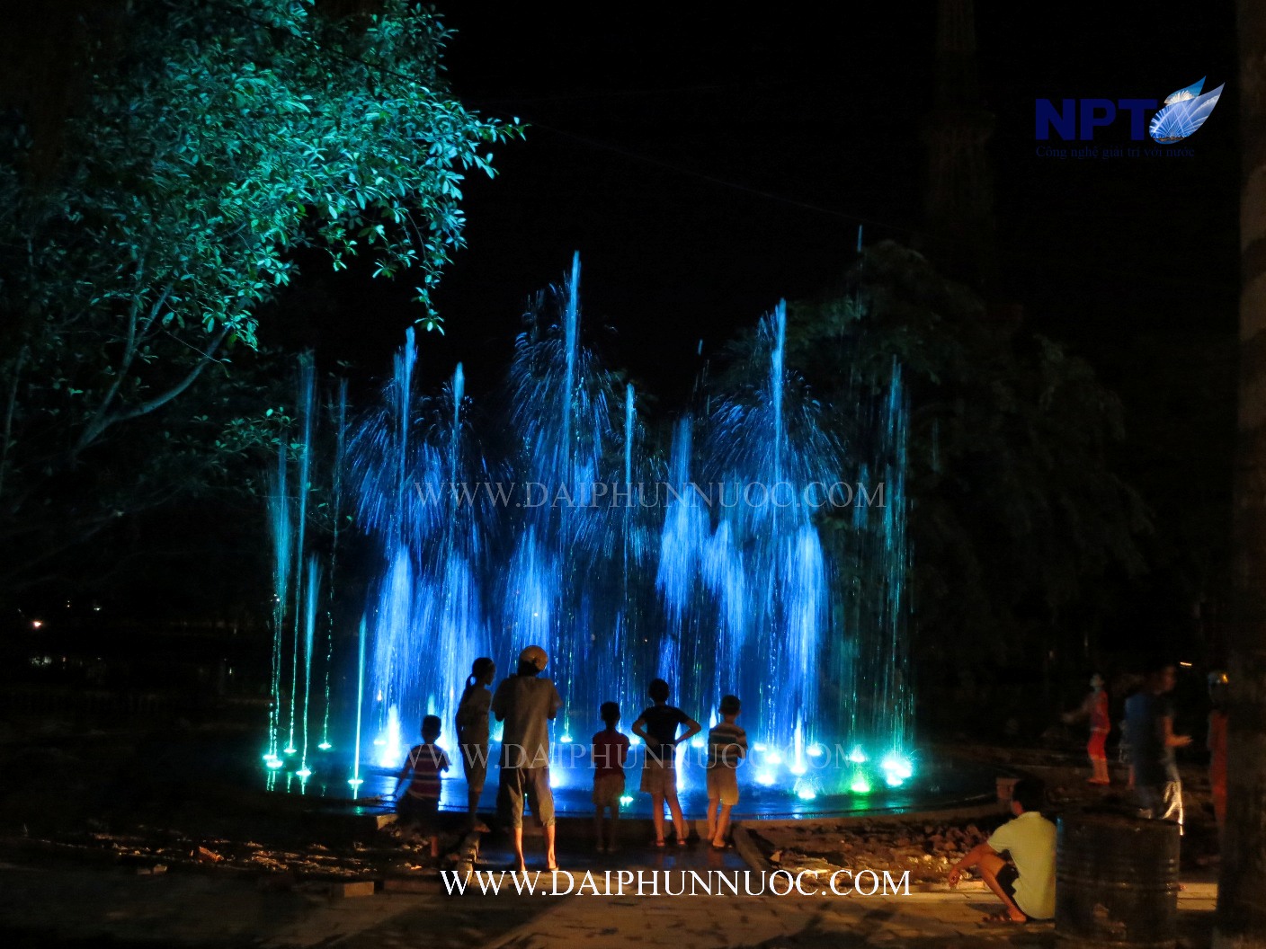 Người dân tham quan đài phun nước Tuyên Quang ban đêm