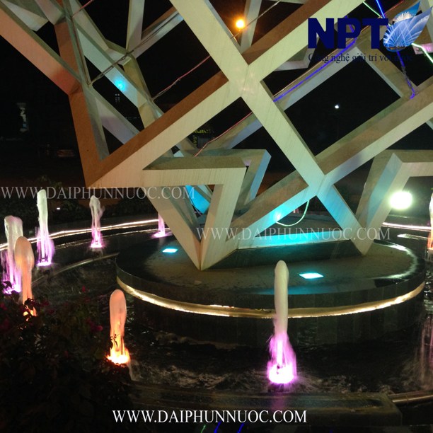 Hiệu ứng ánh sáng và nước tại đài phun TP Hòa Bình