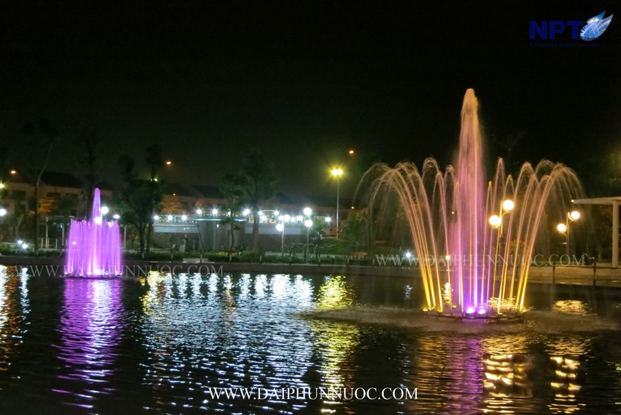 Đài phun phao nổi KĐT Đặng Xá ban đêm – tím vàng phản chiếu mặt hồ