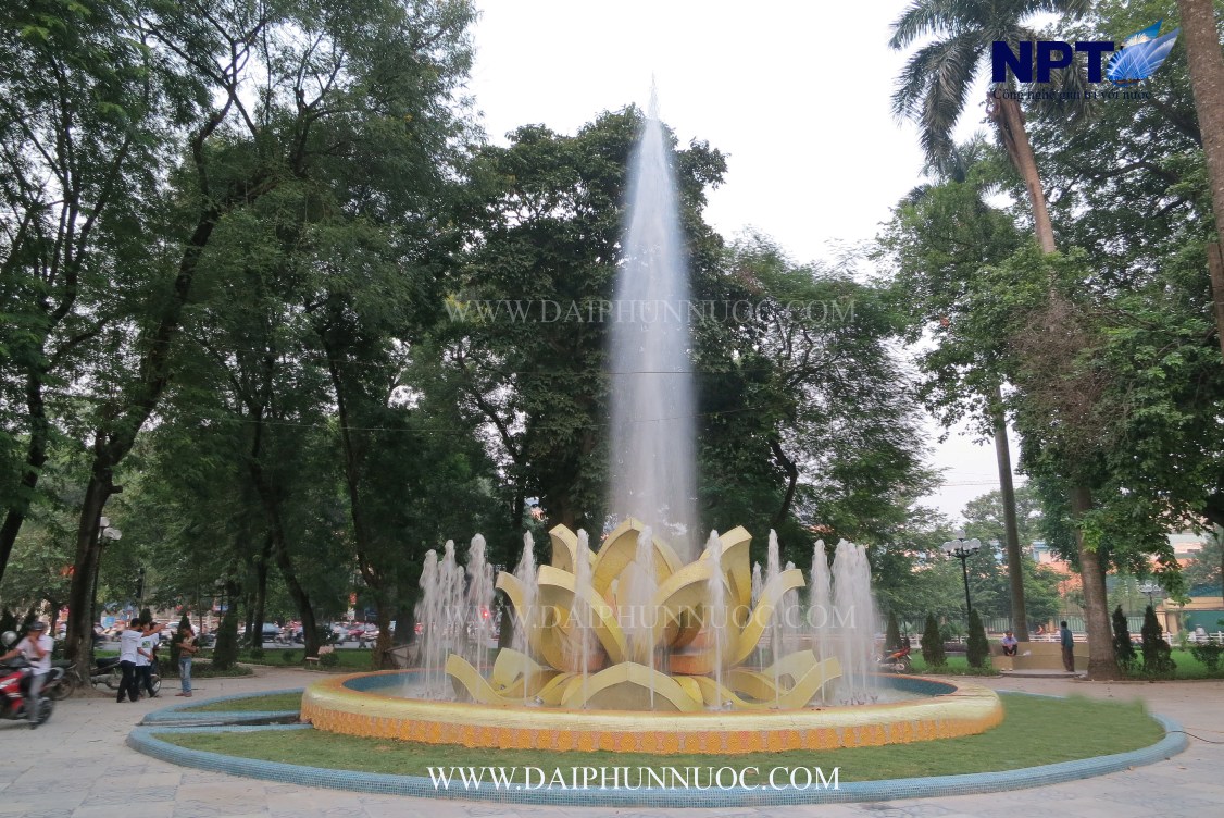 Toàn cảnh đài phun Bông Sen Vàng tại Vườn hoa Mai Xuân Thưởng