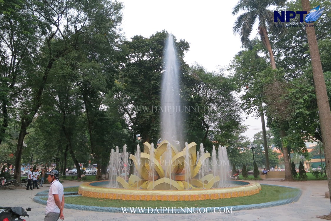 LED RGB đổi màu trên nền cánh sen vàng