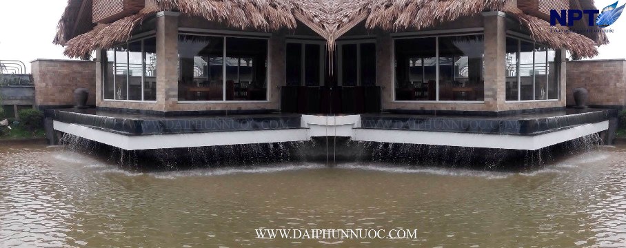 Thác tràn cạnh bao quanh nhà hàng nổi tại Làng Văn Hóa – Nắng Sông Hồng