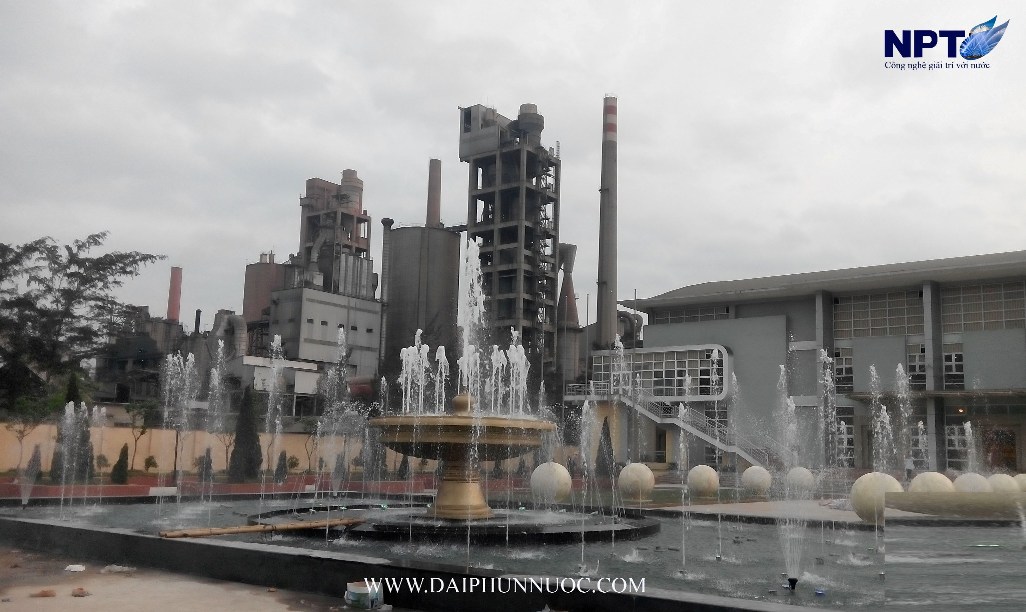 Đài phun nước Hoàng Thạch ban ngày