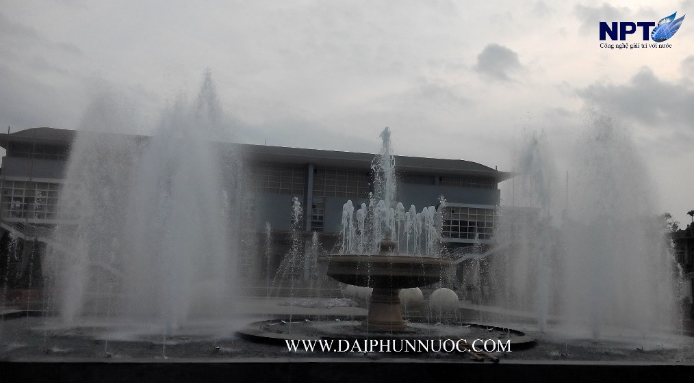 Đài phun nước trung tâm Hoàng Thạch nhìn từ cổng chính