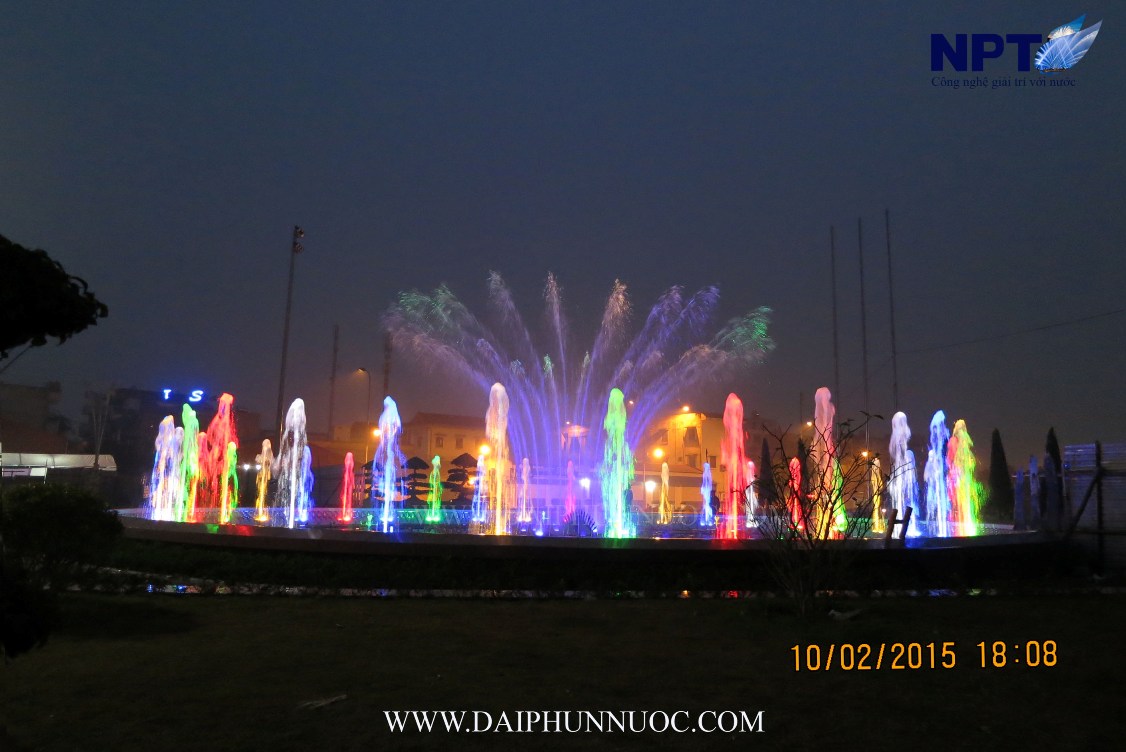Nhạc nước Hải Dương ban đêm với hệ thống đèn LED nhiều màu