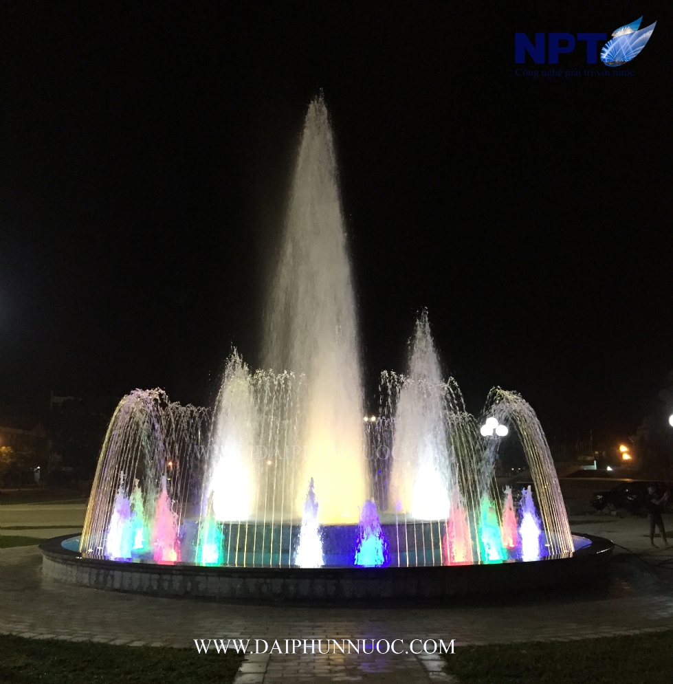 Đài phun nước ban đêm tại quảng trường Tuyên Quang
