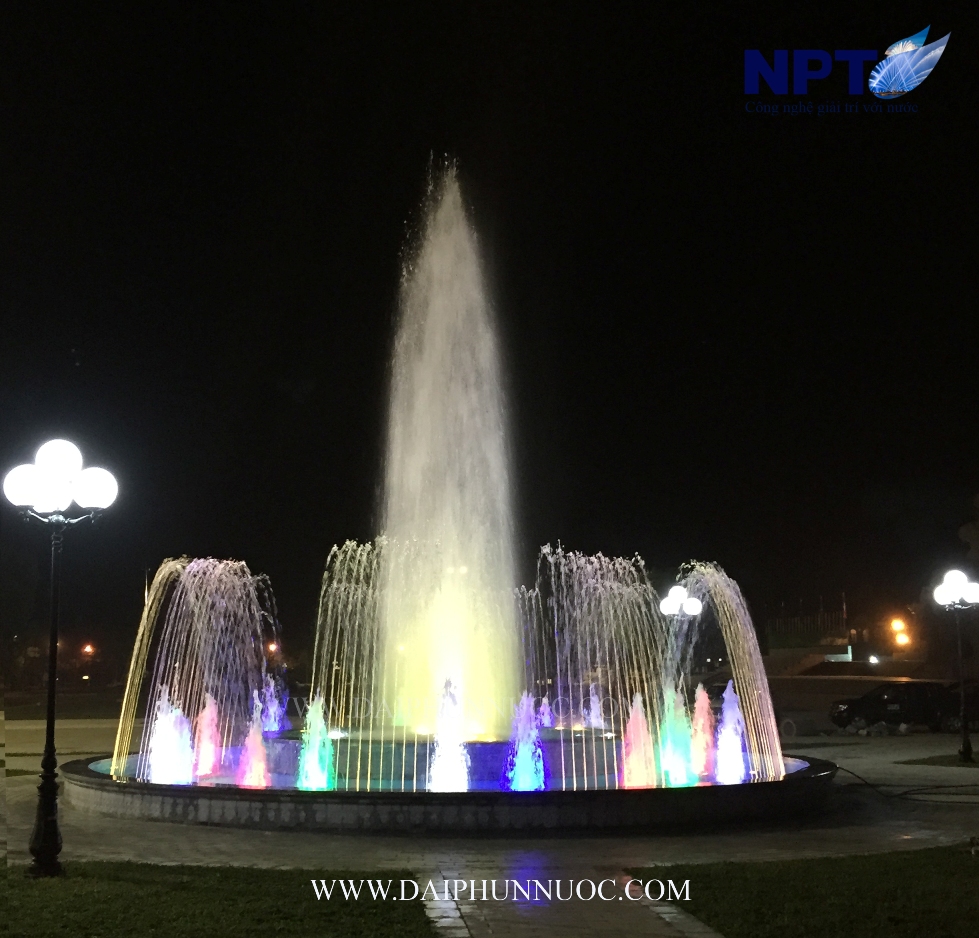 Công trình đài phun nước Tuyên Quang về đêm – phối ánh sáng màu đa tầng