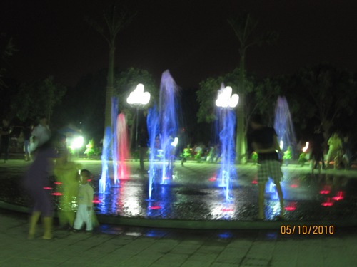 Khu vực hồ sen với đèn cột cảnh quan, tia lam – đỏ, hoạt động giờ tối