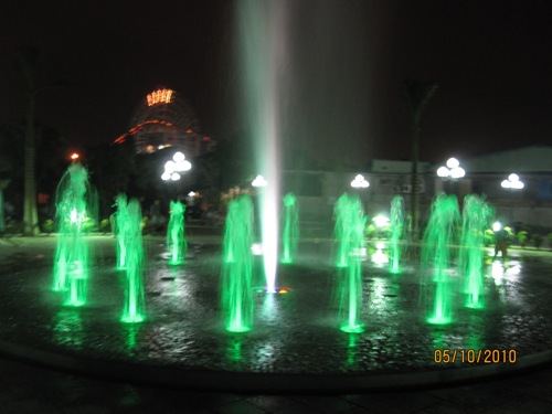 Toàn cảnh bể tròn, tia lục đồng đều quanh chu vi, nền bể chống trượt