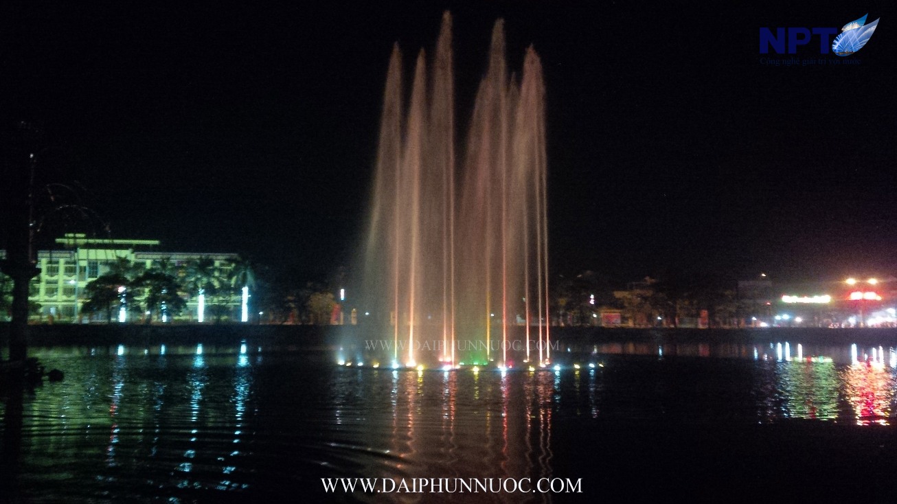 Cận cảnh đài phun nước Việt Yên - Bắc Giang với LED màu cam vàng