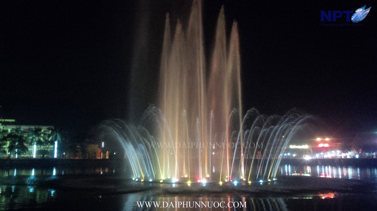 Toàn cảnh đài phun nước phao nổi Việt Yên về đêm