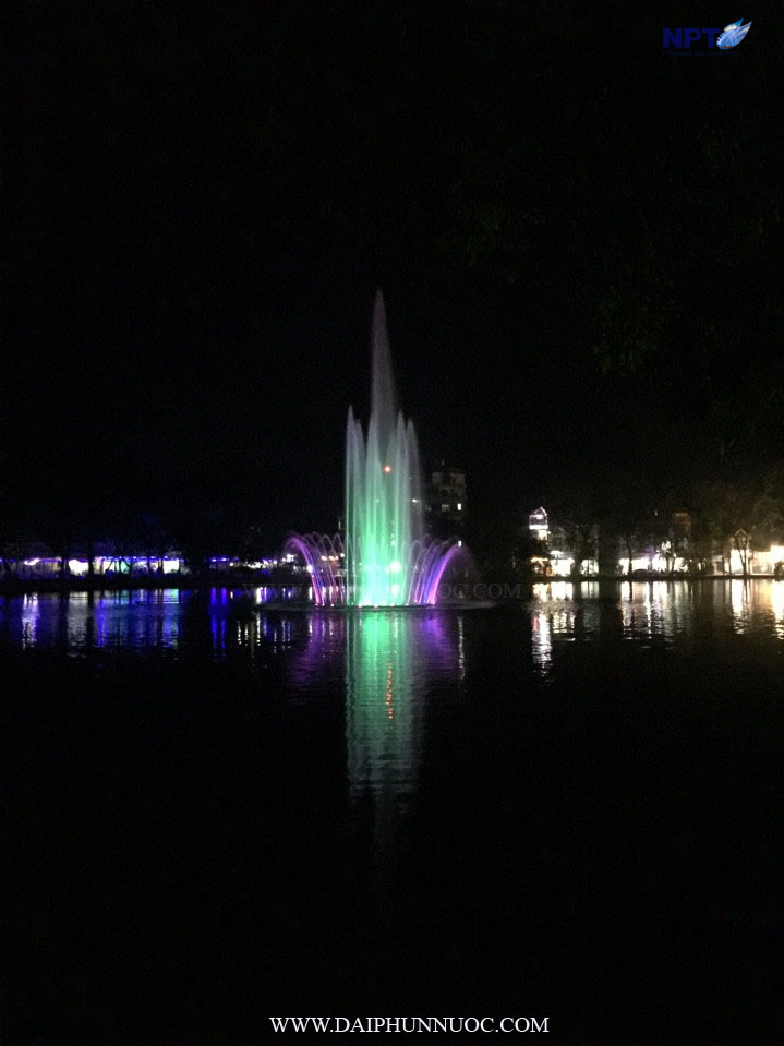 Cột nước trung tâm cao 20 mét tại đài phun nước Yên Thế