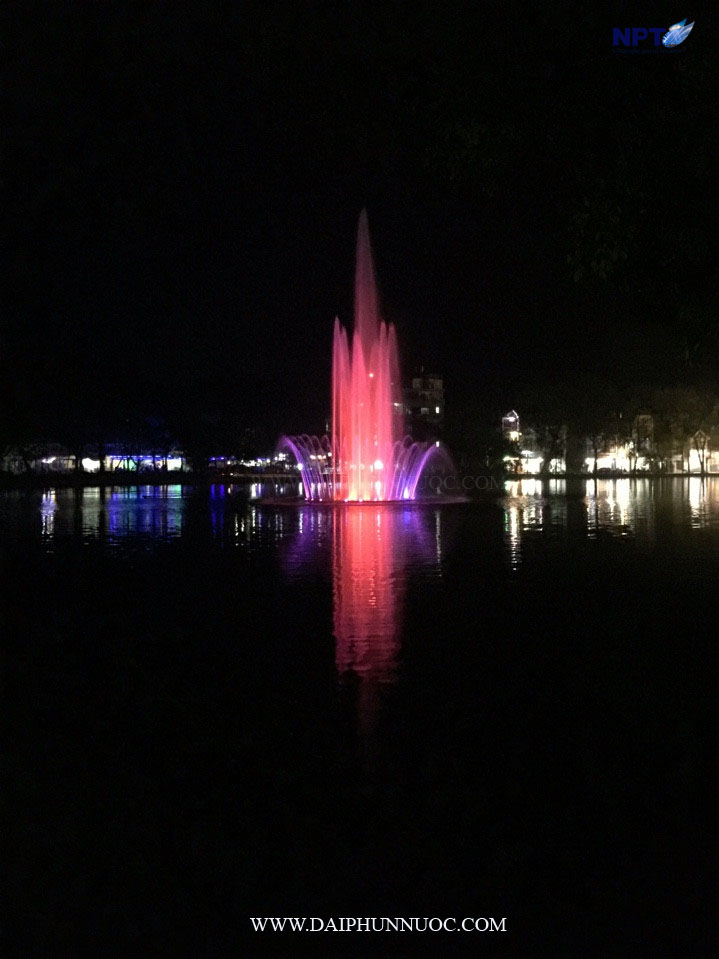 Hiệu ứng đèn LED tại đài phun nước phao nổi Yên Thế ban đêm