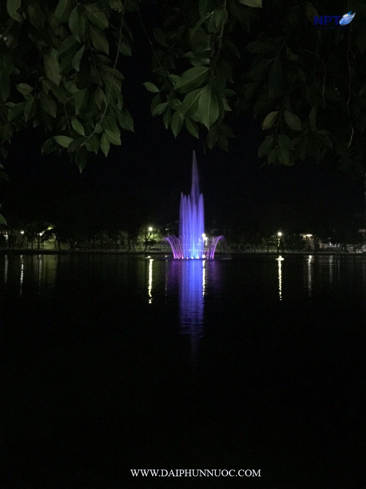 Toàn cảnh đài phun nước phao nổi Yên Thế ban đêm với ánh sáng màu