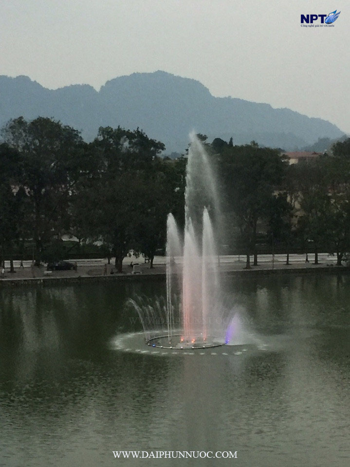 Đài phun nước phao nổi tại thị trấn Yên Thế - Lục Yên - Yên Bái ban ngày