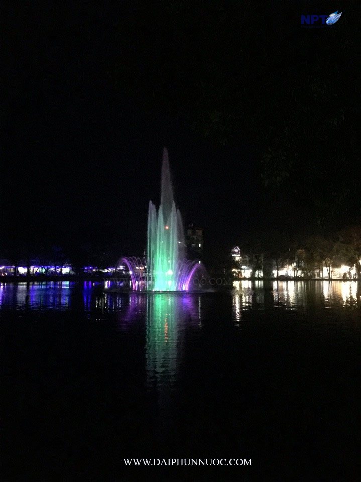Đài phun nước phao nổi tại thị trấn Yên Thế - Lục Yên - Yên Bái ban đêm