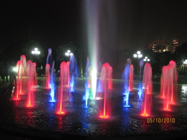 Đài phun hồ sen Hồ Tây – phối màu đỏ, lam, lục, cột nước trung tâm