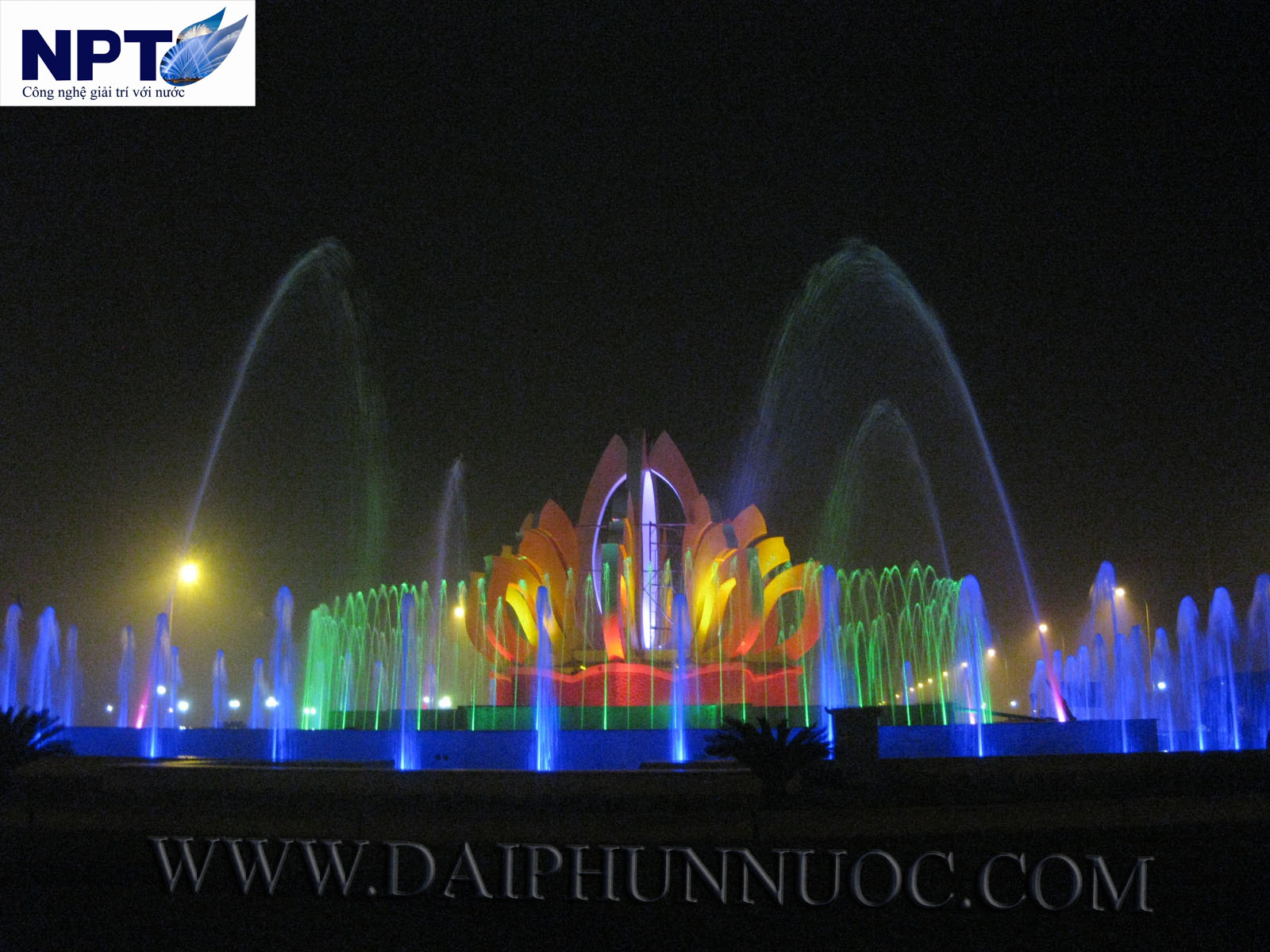 Đài phun nước Hà Tĩnh – khối hoa sen và vòi phun tầng kết hợp ánh sáng