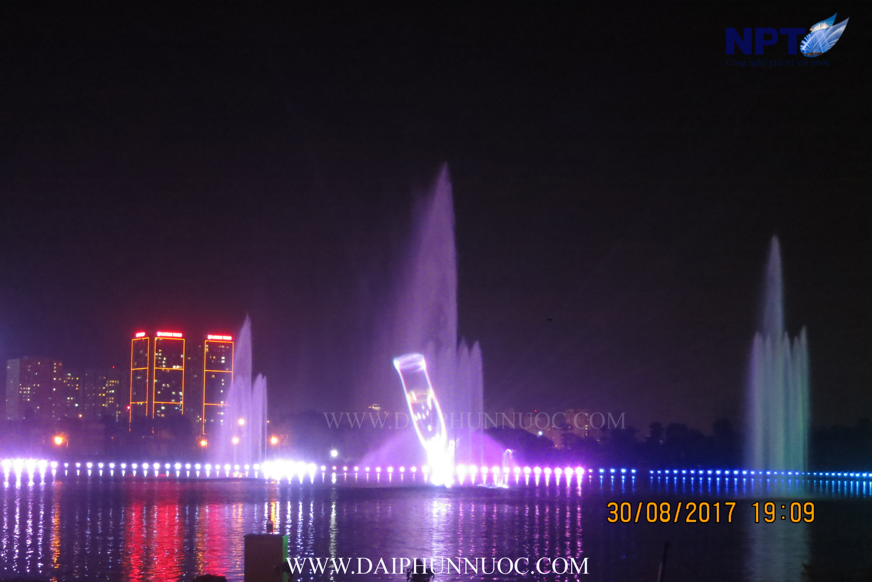 Toàn cảnh dải đèn DMX viền hồ Starlake và các cụm phao nổi