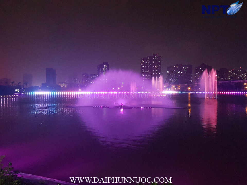 Đài phun nước Starlake ban ngày với cầu vồng tự nhiên do hạt nước khuếch tán ánh sáng