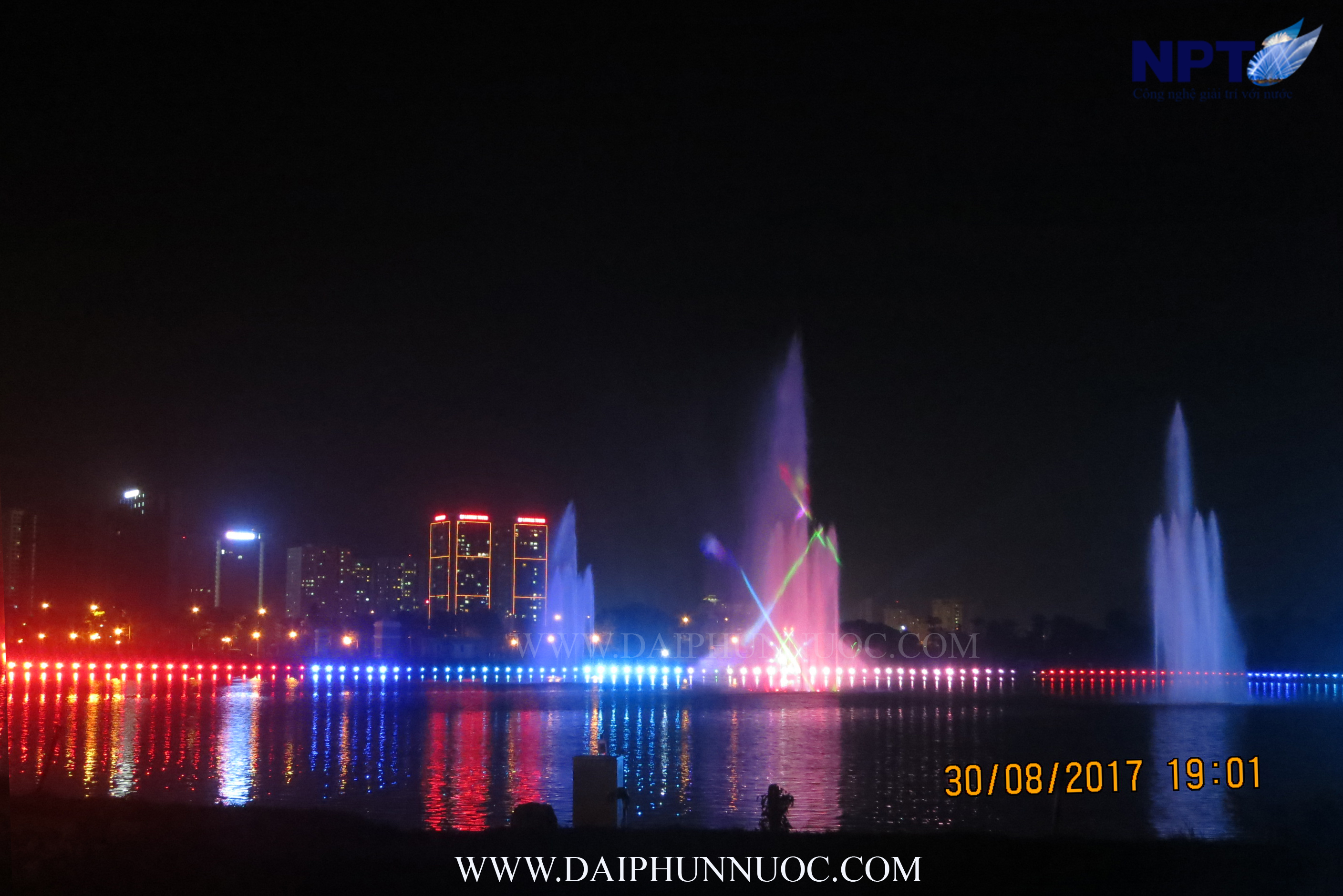 Đài phun nước trên phao nổi Starlake Hà Nội - trình diễn laser trên màn sương