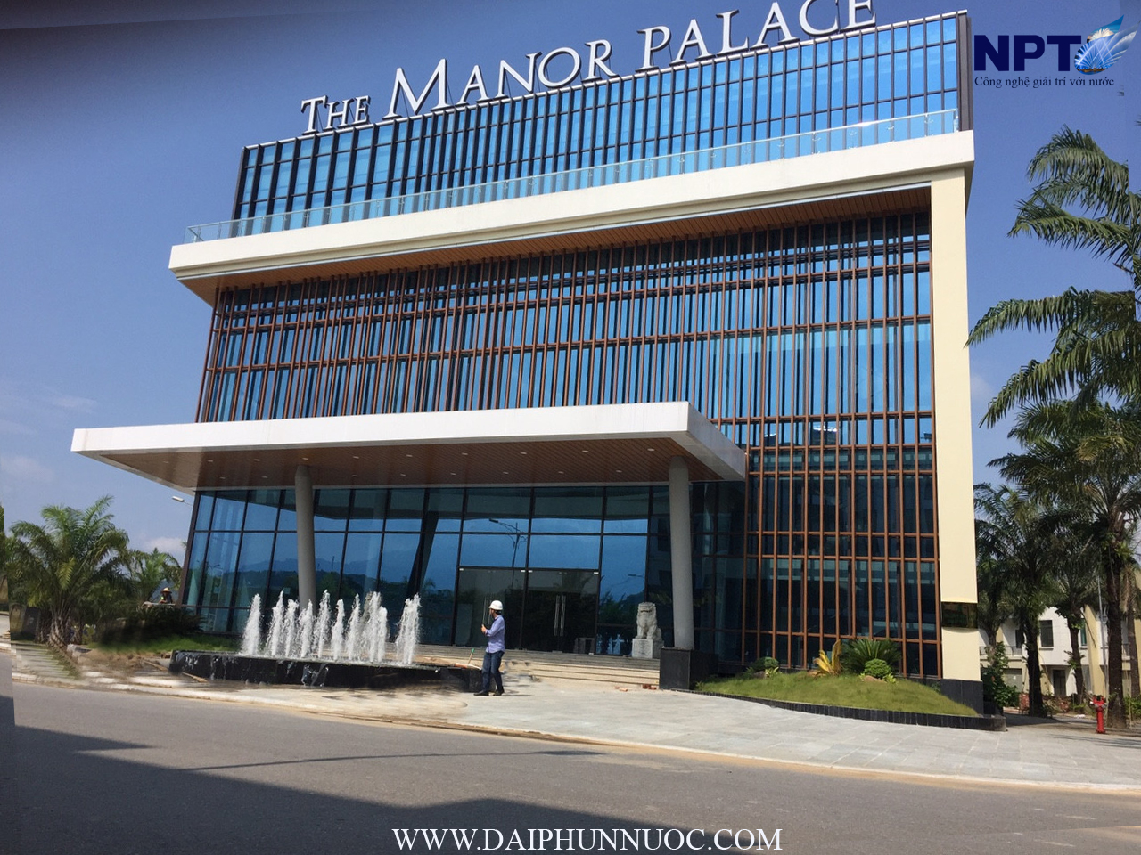 Ảnh 1 – The Manor Palace, đài phun trước sảnh