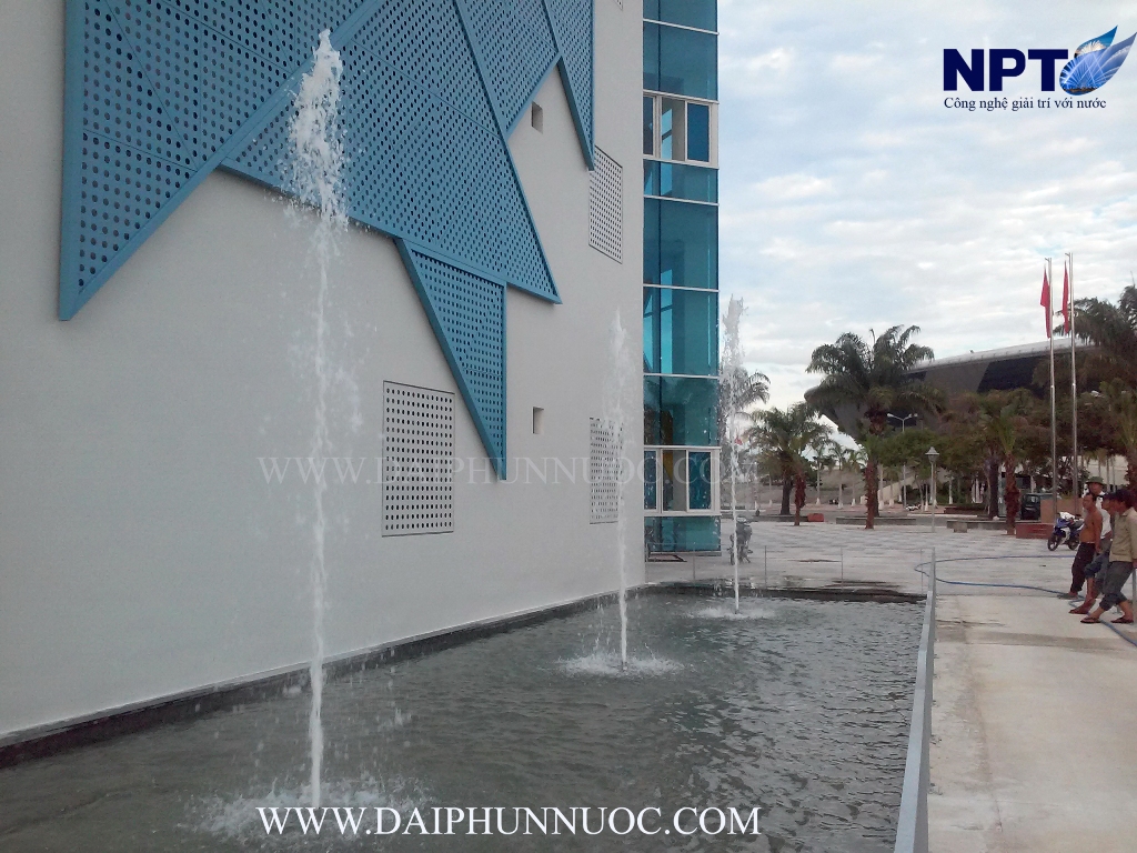 Cụm vòi đứng ven khối nhà chính vào ban ngày