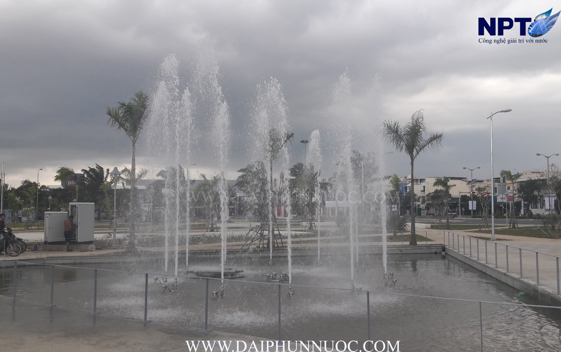 Cụm tia thẳng đứng nhiều tầng cao độ khác nhau trên mặt hồ quảng trường