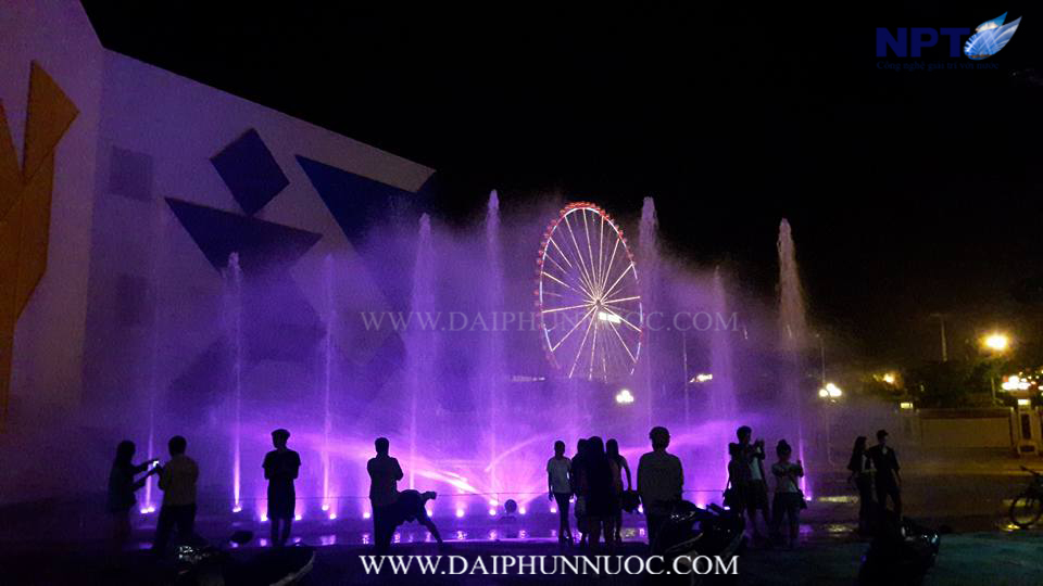 Khán giả đứng xem màn trình diễn đài phun nước nghệ thuật ban đêm