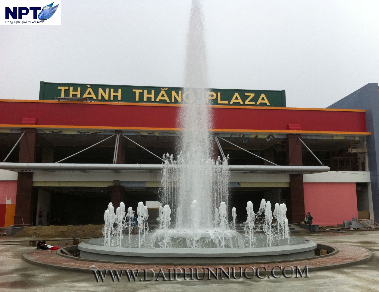 Đài phun nước Thành Thắng Plaza – cột nước trung tâm, LED xanh RGB ban đêm
