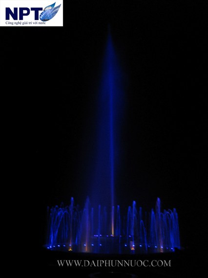 Đài phun nước Quân Đoàn I nhìn từ xa, phun nước cao 15m giữa khuôn viên