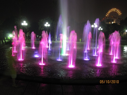 Vành tia trong & ngoài tạo lớp không gian, ánh sáng tím hồng