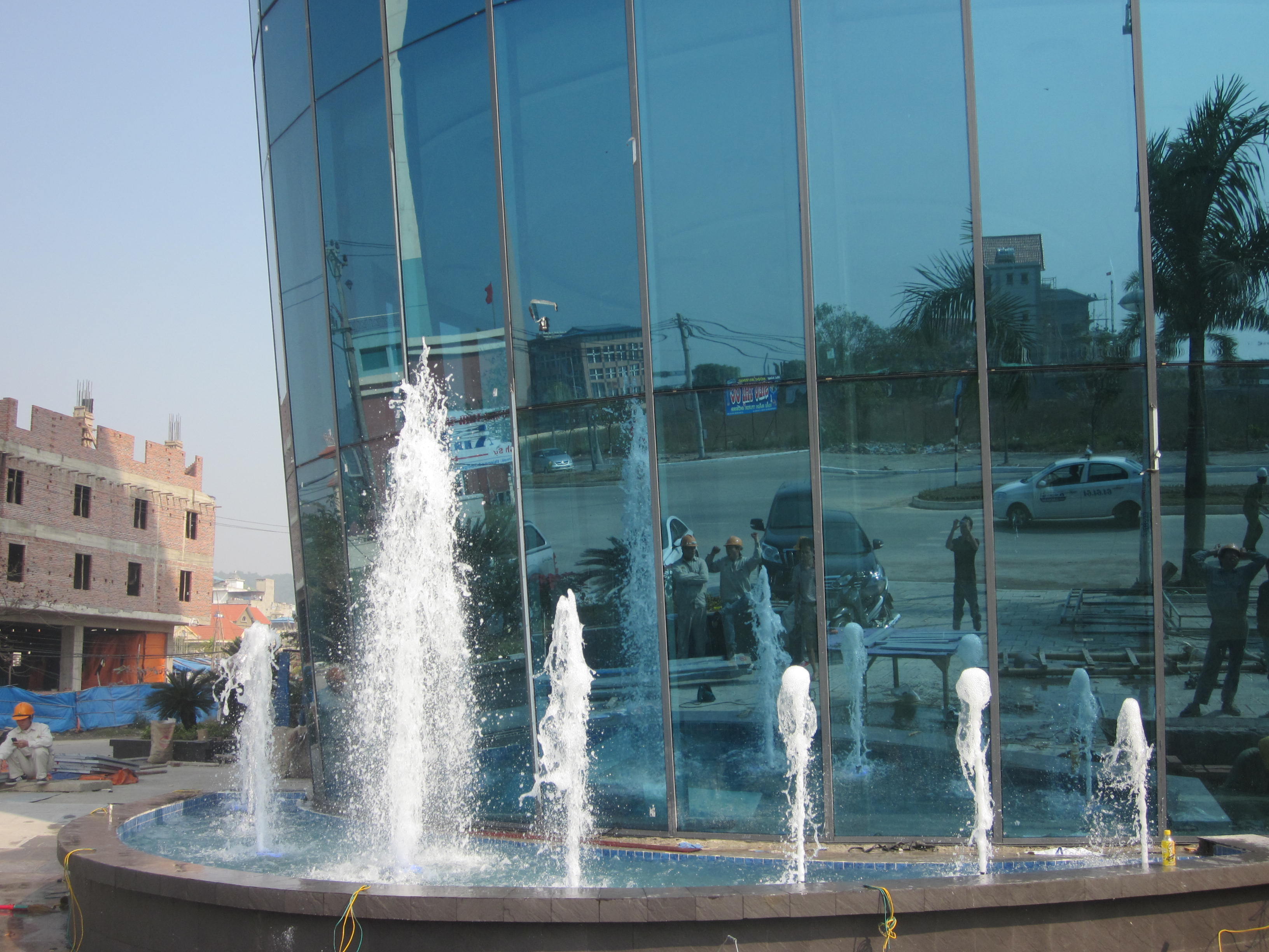 Cận cảnh hệ thống vòi phun và đèn LED tại Khách sạn Palace – Hạ Long