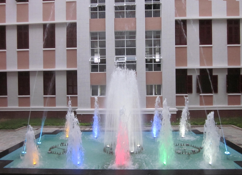 Đài phun nước lập trình UBND tỉnh Quảng Nam ban đêm