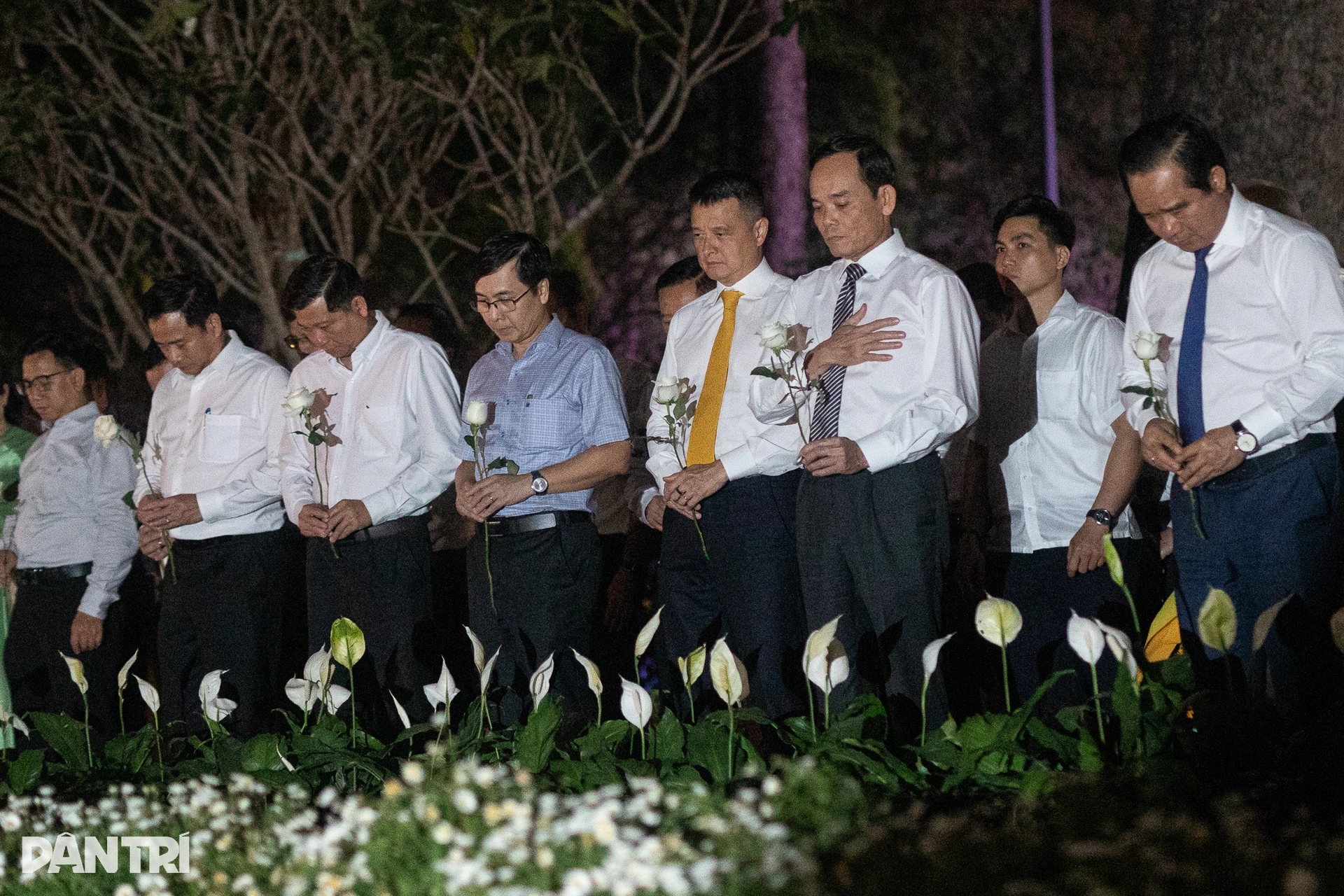 Lãnh đạo TPHCM mặc niệm tại đài tưởng niệm nạn nhân Covid-19