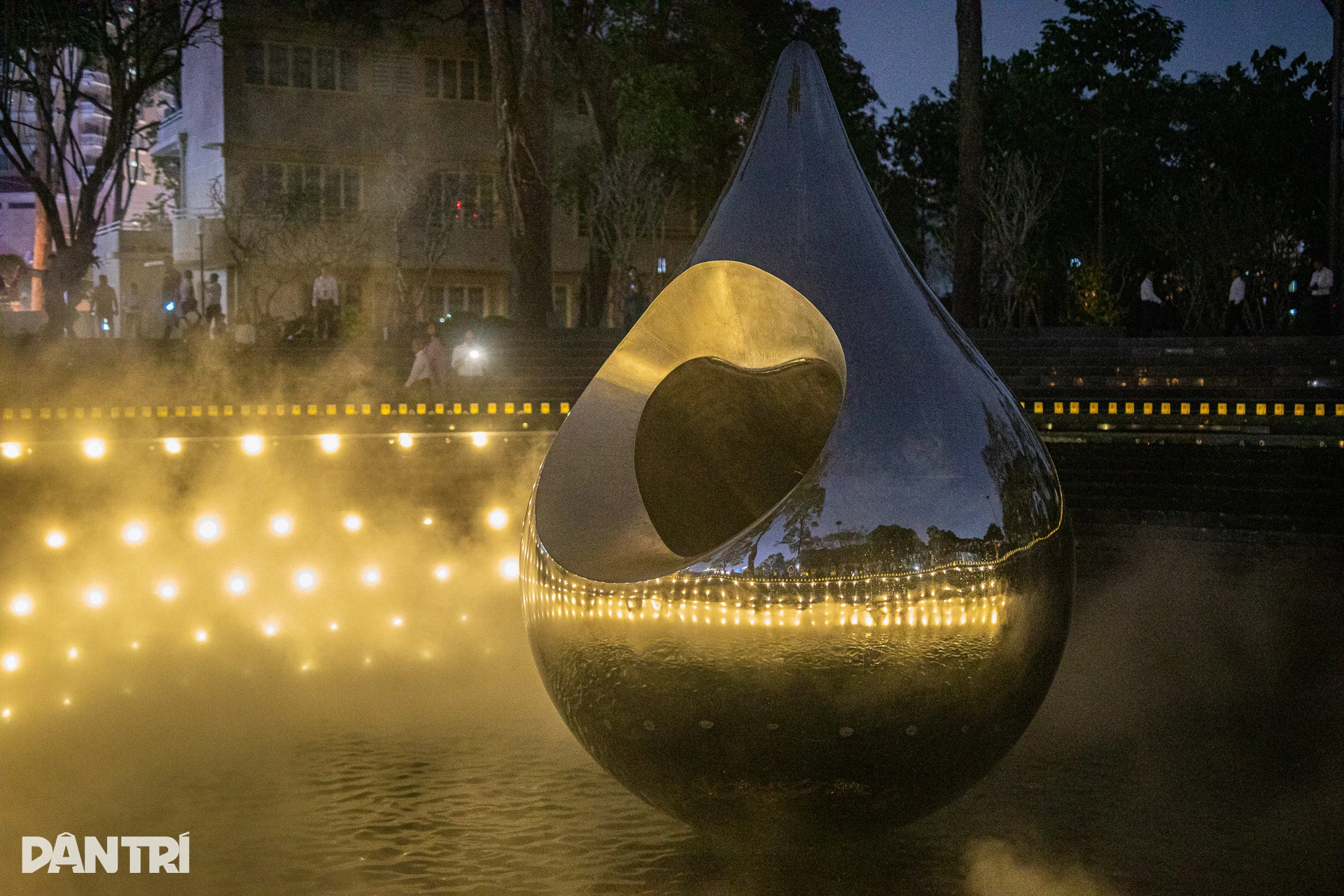 Biểu tượng Giọt nước mắt và hệ thống nhạc nước tưởng niệm Covid-19