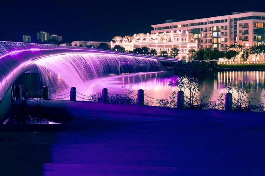 Viễn cảnh nhạc nước phao nổi tại Hồ Bán Nguyệt Quận 7