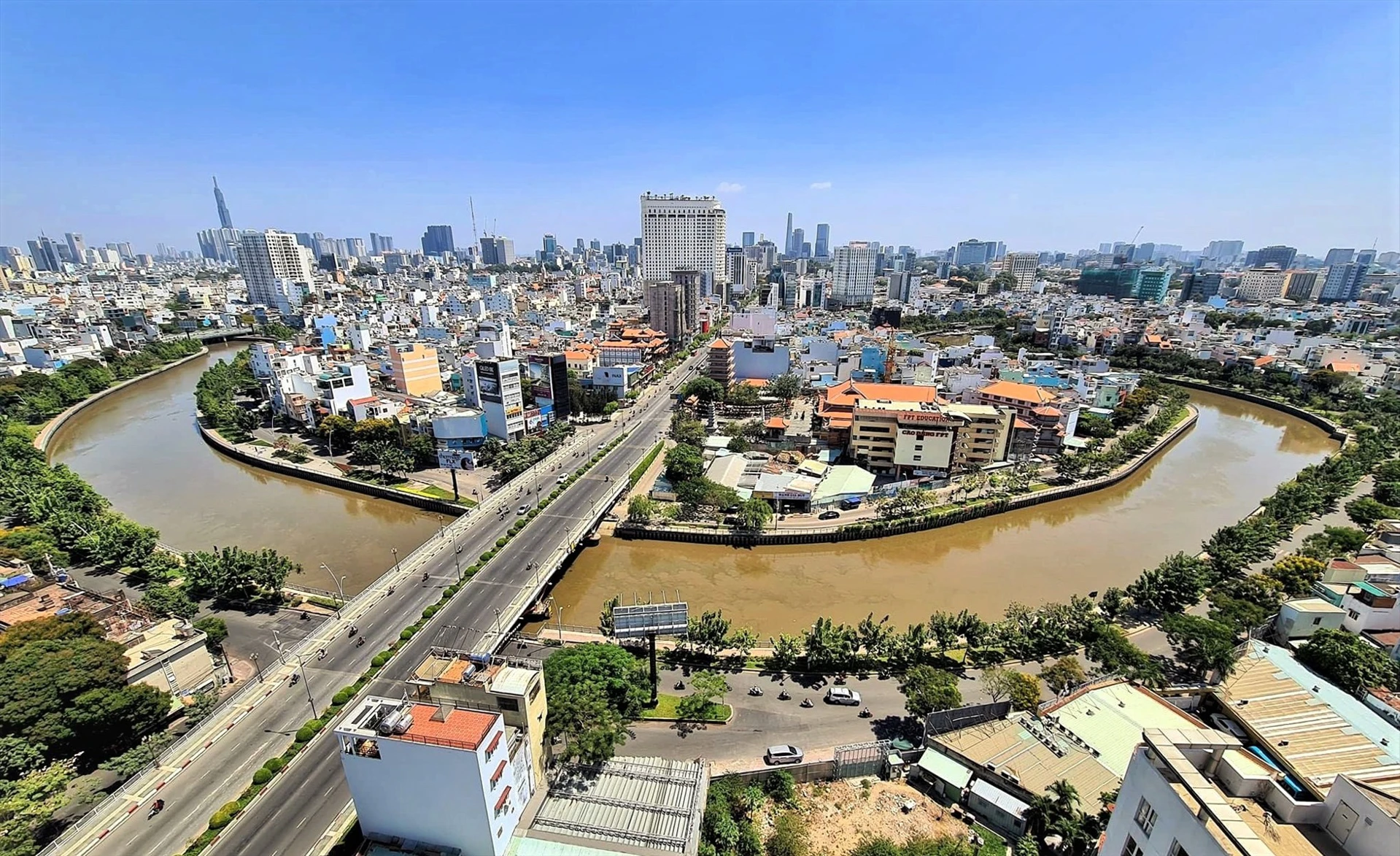 Cộng đồng sinh hoạt náo nhiệt ven dòng kênh ánh sáng