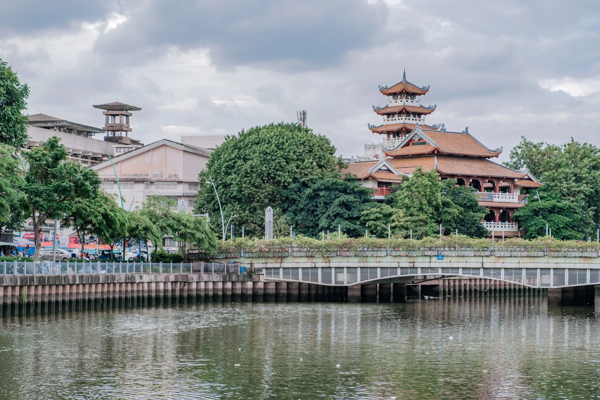 Dòng kênh Nhiêu Lộc rực rỡ với nhạc nước phao nổi về đêm