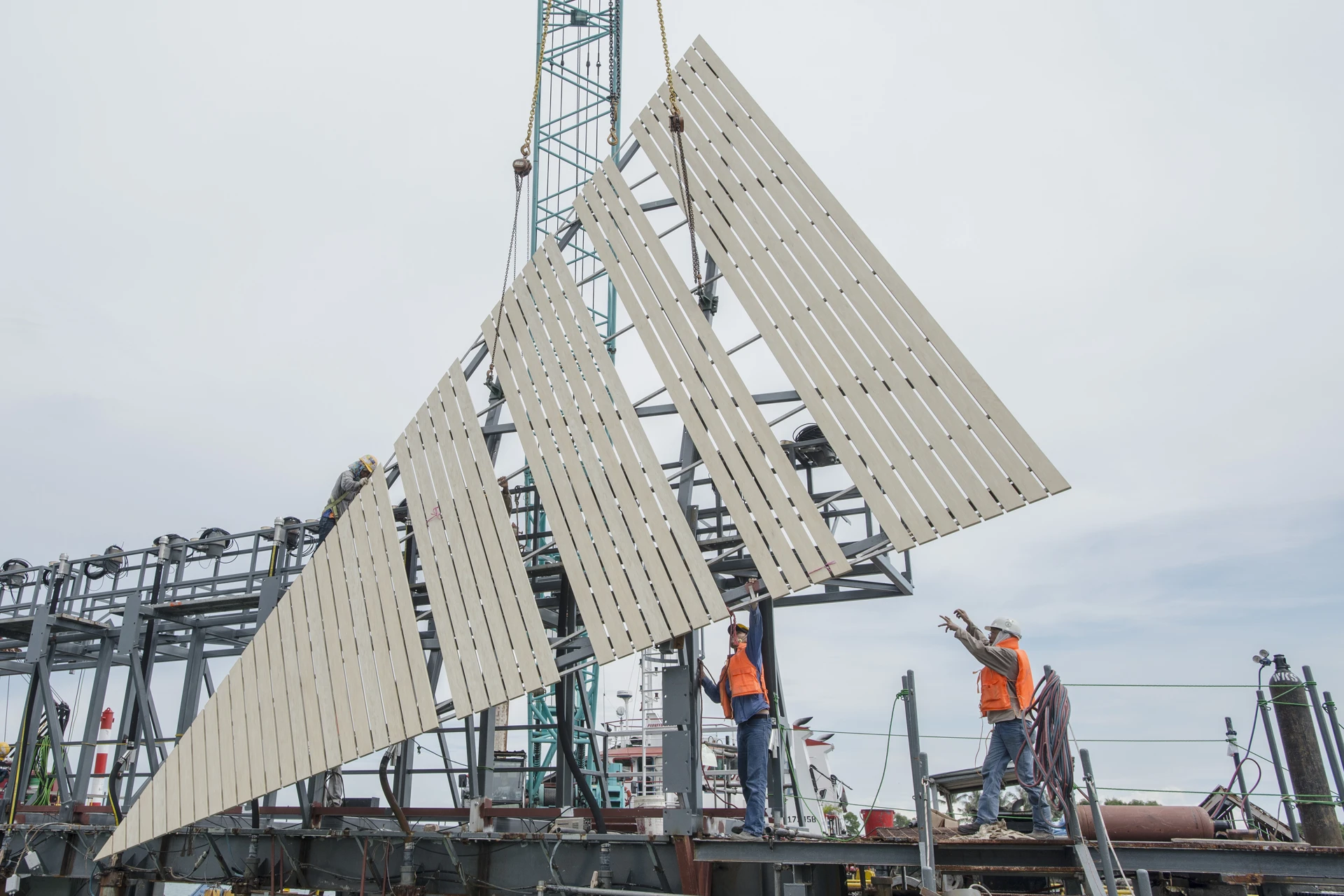 Thách thức ăn mòn và sóng biển trong thi công nhạc nước