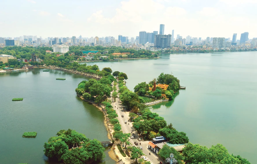 Mặt nước Hồ Tây rộng lớn nhưng thiếu điểm nhấn thị giác về đêm