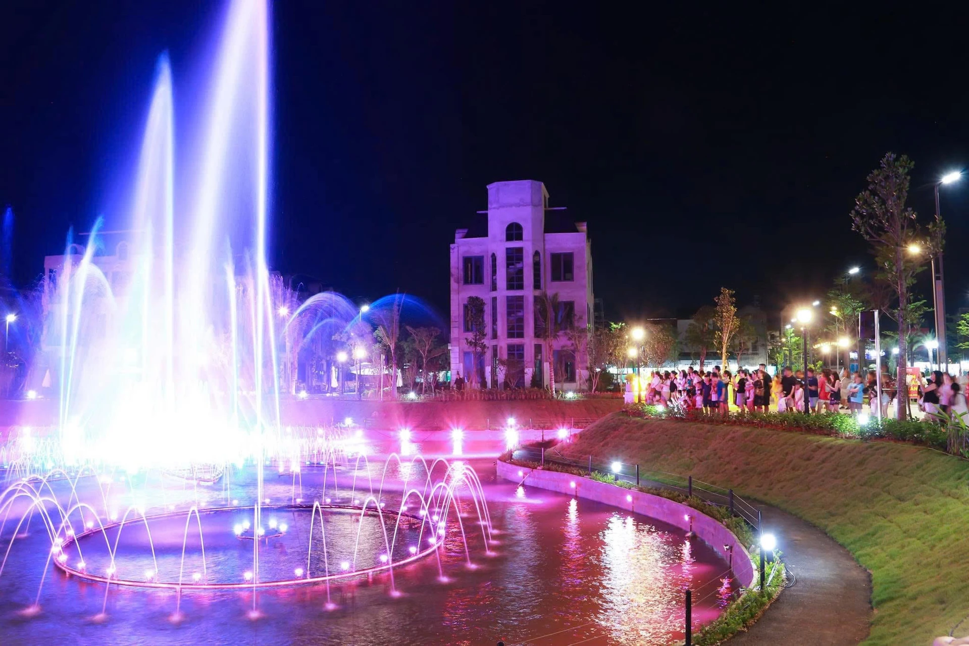 Nghệ thuật bóc tách 4 tầng ánh sáng DMX tại quảng trường hoa hồi Bến Bắc Riverside
