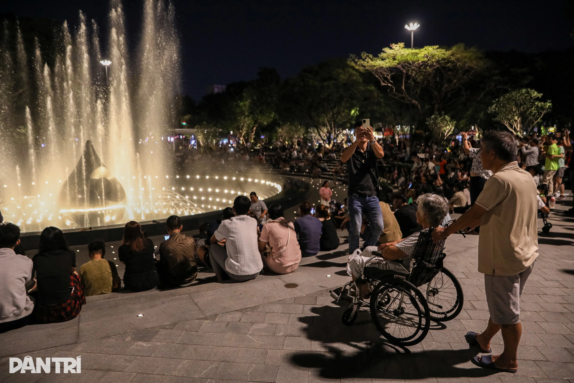 Sự đồng bộ chính xác đến từng mili-giây giữa ánh sáng và cột nước tại Công viên Lý Thái Tổ