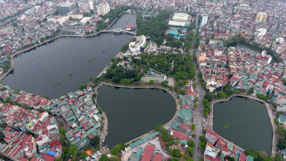 Mặt hồ điều hòa tại khu đô thị tĩnh lặng và thiếu điểm nhấn khi đêm xuống