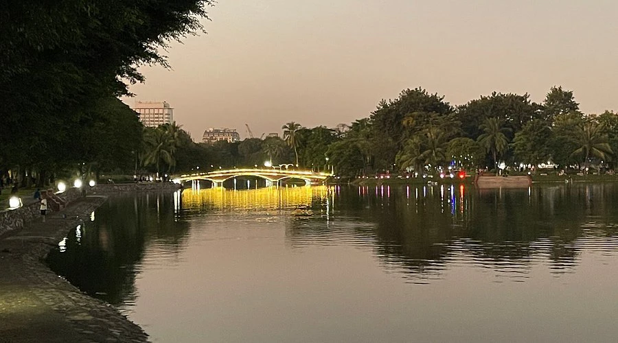 Hồ nước khu đô thị tĩnh lặng, thiếu sinh khí được xem là trạng thái Tử thủy trong phong thủy