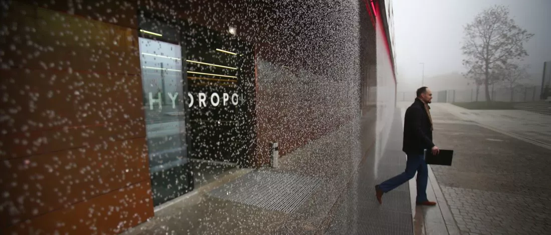 Màn nước kỹ thuật số tương tác tách nước mở lối cho người đi qua