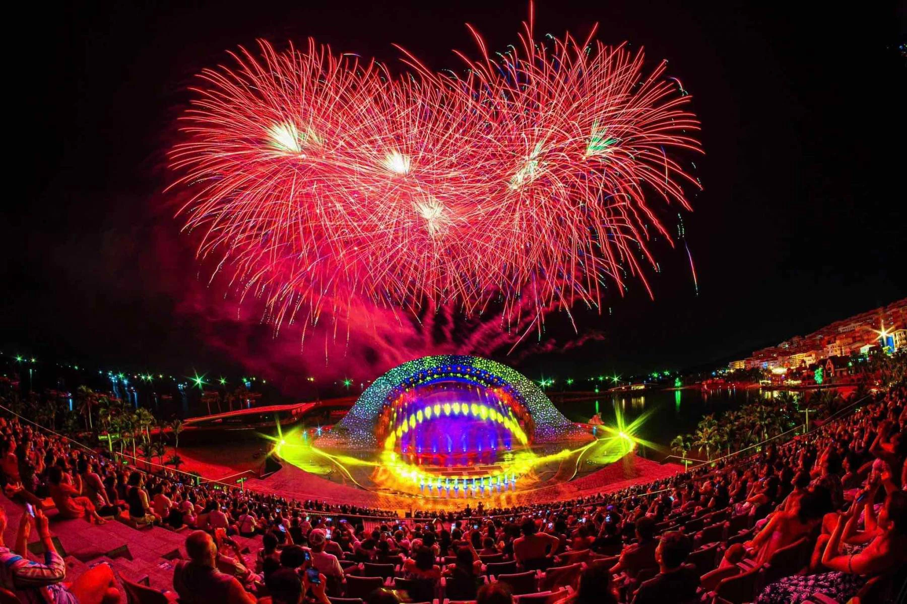 Sự sầm uất của khu phố thương mại ven hồ vào ban đêm nhờ lực hút từ show nhạc nước đa phương tiện